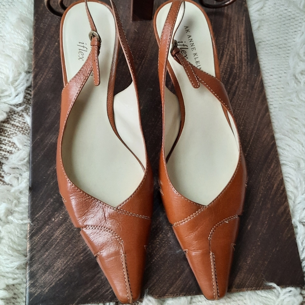 NWOT Anne Klein iflex 10M brown sling back pump